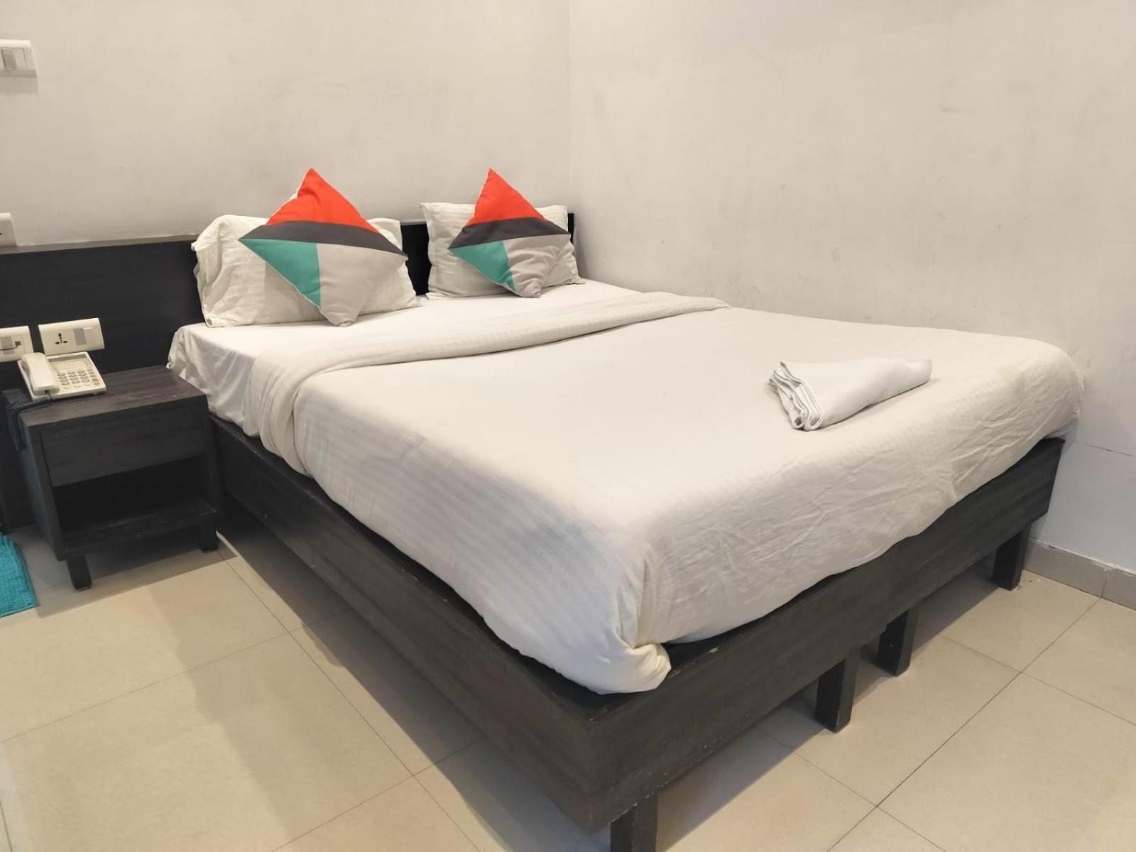 Hotel Global Inn -1 Km From Railway Station - Lift Food And Free Parking Lucknow Quarto foto